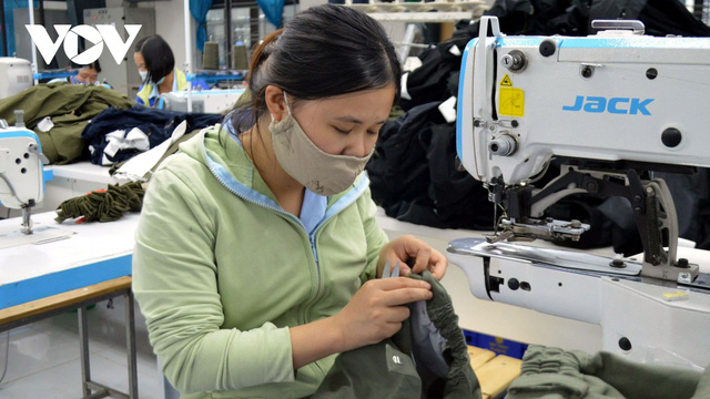   Thiếu hụt lực lượng lao động ảnh hưởng rất lớn đến dây chuyền sản xuất của các DN dệt may.