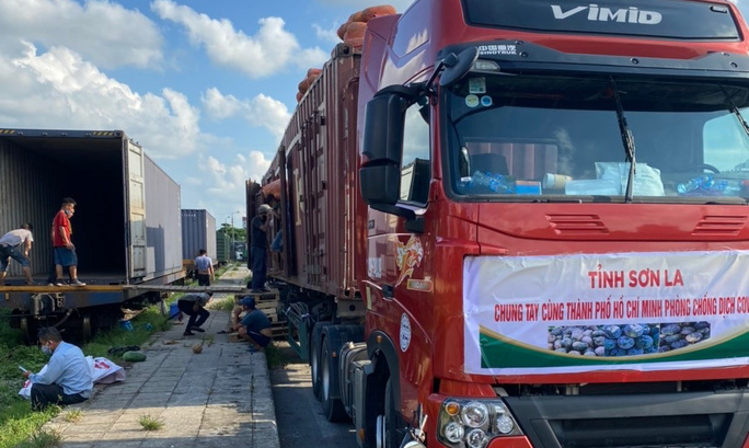 Nông sản được chở về Hà Nội để tàu hoả vận chuyển vào TP HCM