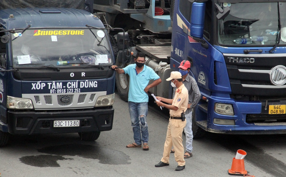 Cảnh sát giao thông kiểm tra giấy tờ của tài xế tại Cần Thơ. Ảnh: Huy Phong.