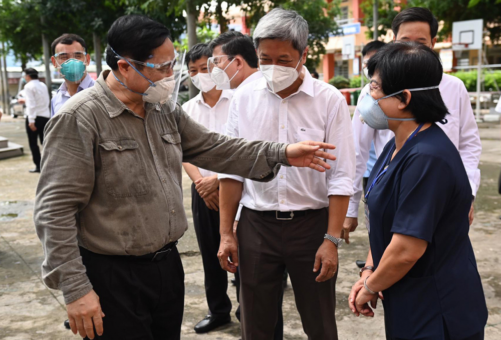 Thủ tướng thăm hỏi y bác sĩ tại Bệnh viện dã chiến ở Bình Dương sáng 27/8. Ảnh: Thái Hà