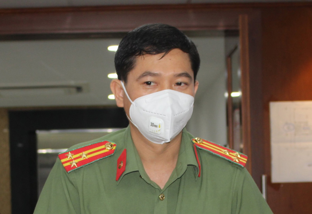 Thượng tá Lê Mạnh Hà, Phó phòng Tham mưu Công an TP HCM, nói về giấy đi đường tại họp báo thông tin công tác phòng chống Covid-19, chiều 28/8. Ảnh: Hạ Giang