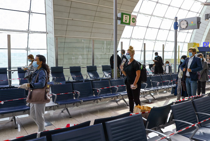 Hành khách giữ khoảng cách tại Sân bay Quốc tế Dubai. Ảnh: Reuters