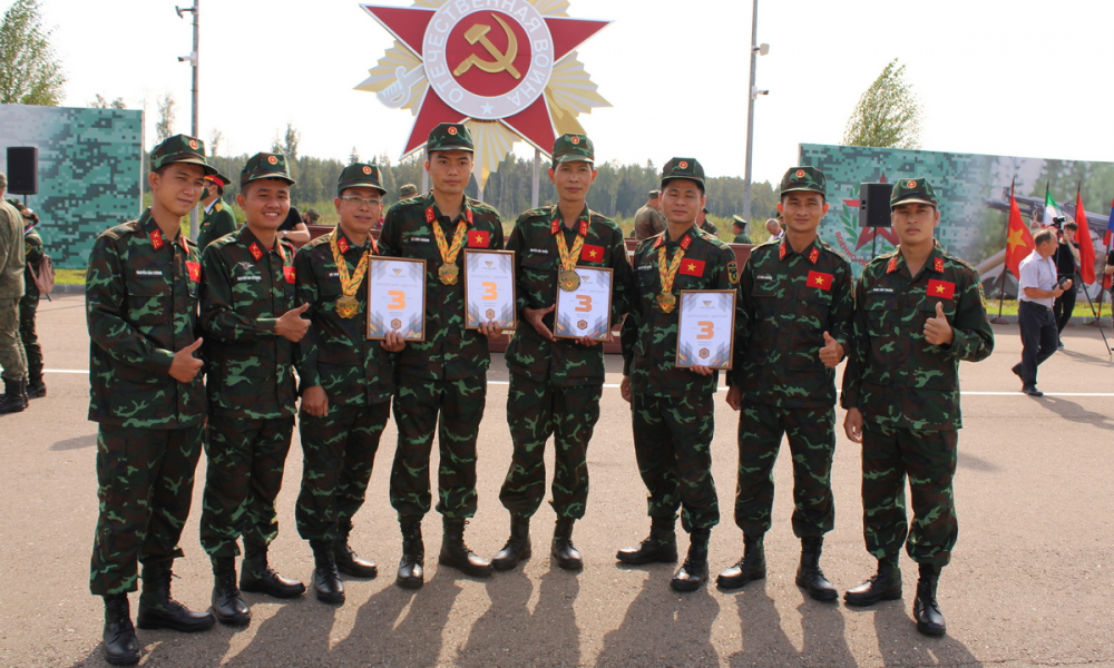 Đội tuyển Kinh tuyến Việt Nam sau lễ trao giải ở công viên Ái quốc, Moskva ngày 29/8. Ảnh: BQP Nga.
