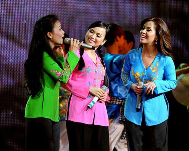 Hà Phương (giữa) và chị gái Cẩm Ly (trái), em gái Minh Tuyết biểu diễn trên sân khấu.