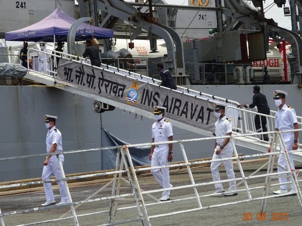 Tàu INS Airavat của Ấn Độ cập cảng Nhà Rồng - Khánh Hội. Ảnh: Aninews