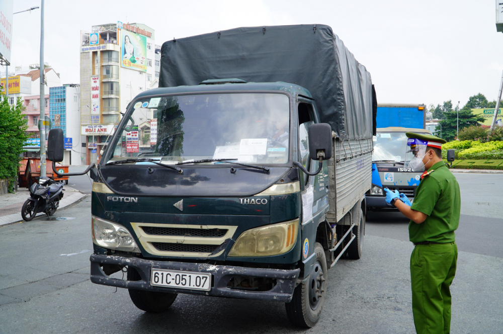 Ôtô có giấy nhận diện mã QR qua chốt kiểm soát đường Nguyễn Bỉnh Khiêm, quận 1, ngày 29/8. Ảnh: Gia Minh