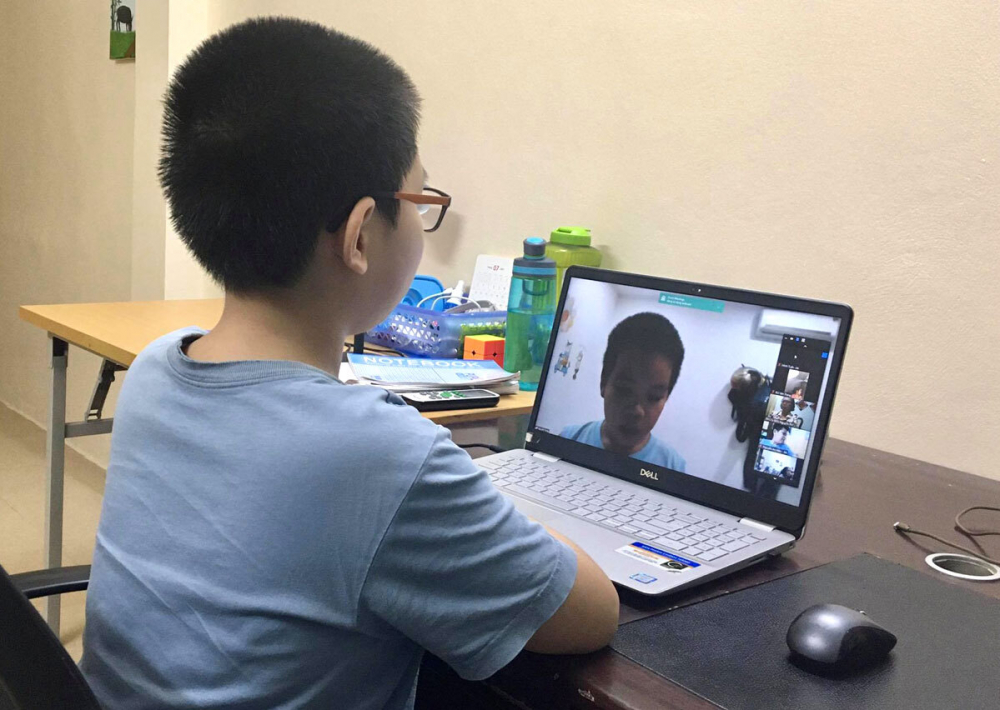 Nam sinh ở Hà Nội học online chuẩn bị cho kỳ thi học kỳ II năm học 2020-2021 vào tháng 8. Ảnh: H.K.