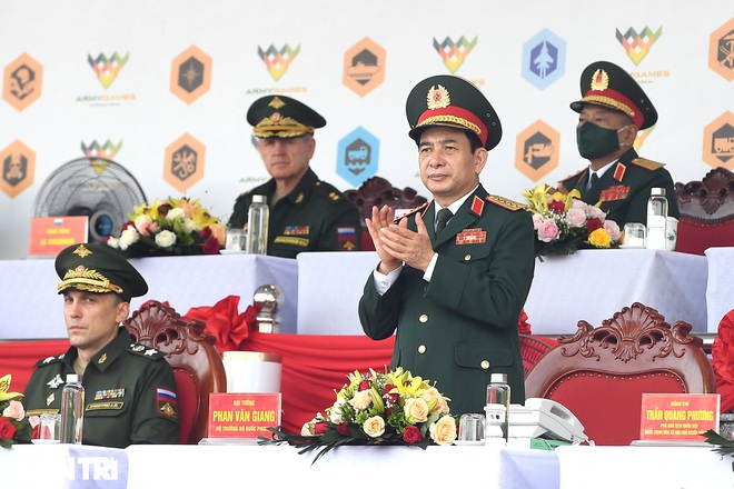 Bộ trưởng Phan Văn Giang trên khán đài tại lễ bế mạc.