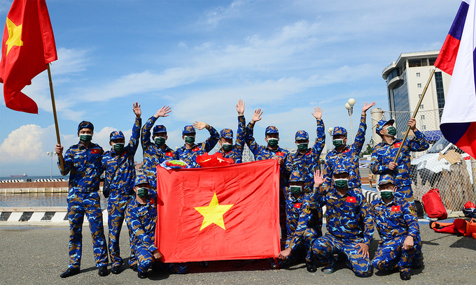 Kíp tàu Việt Nam sau khi hoàn tất nội dung trong môn Cúp biển tại Vladivostok, Nga, ngày 27/8. Ảnh: QĐND.