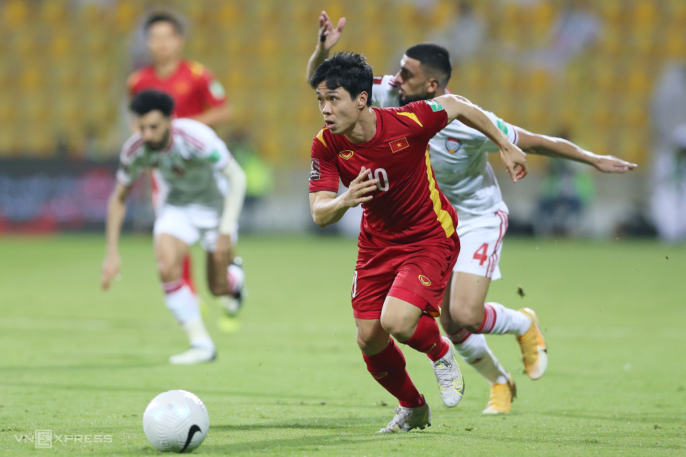 Công Phượng đi bóng trong trận thua UAE hồi tháng Sáu, tại vòng loại thứ hai World Cup 2022 - khu vực châu Á. Ảnh: Lâm Thoả