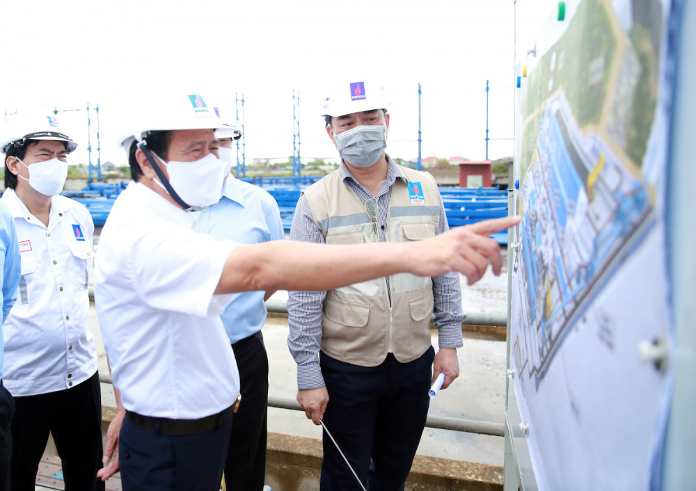 Phó thủ tướng Lê Văn Thành kiểm tra thực tế thi công dự án nhà máy Nhiệt điện Thái Bình 2, ngày 4/9. Ảnh: VGP