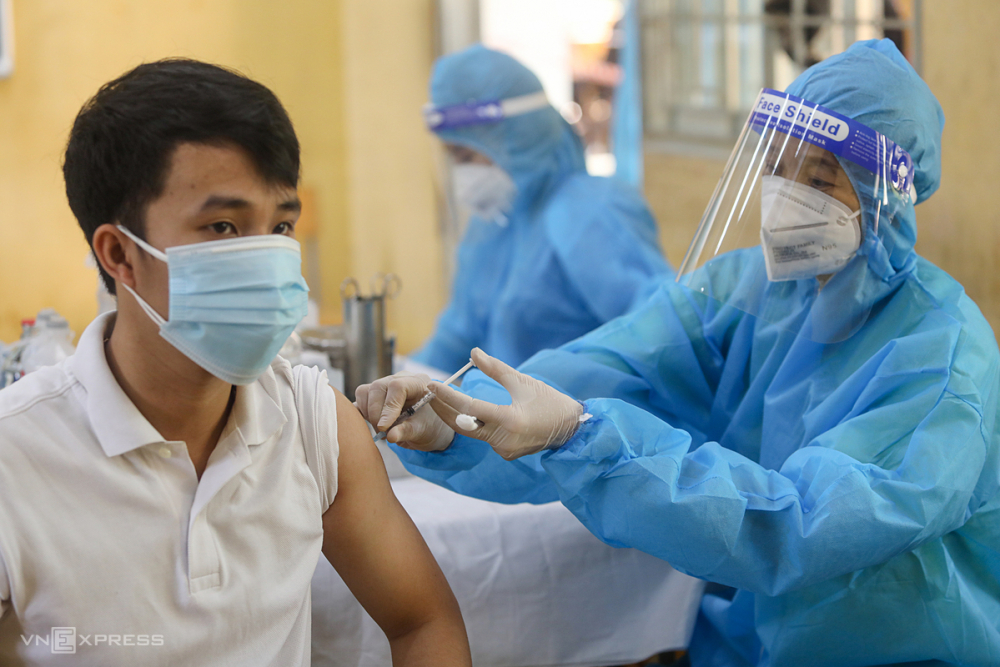 Nhân viên y tế tiêm vaccine Vero Cell của hãng Sinopharm cho người dân phường Phú Hữu, TP Thủ Đức, ngày 15/8. Ảnh: Thành Nguyễn