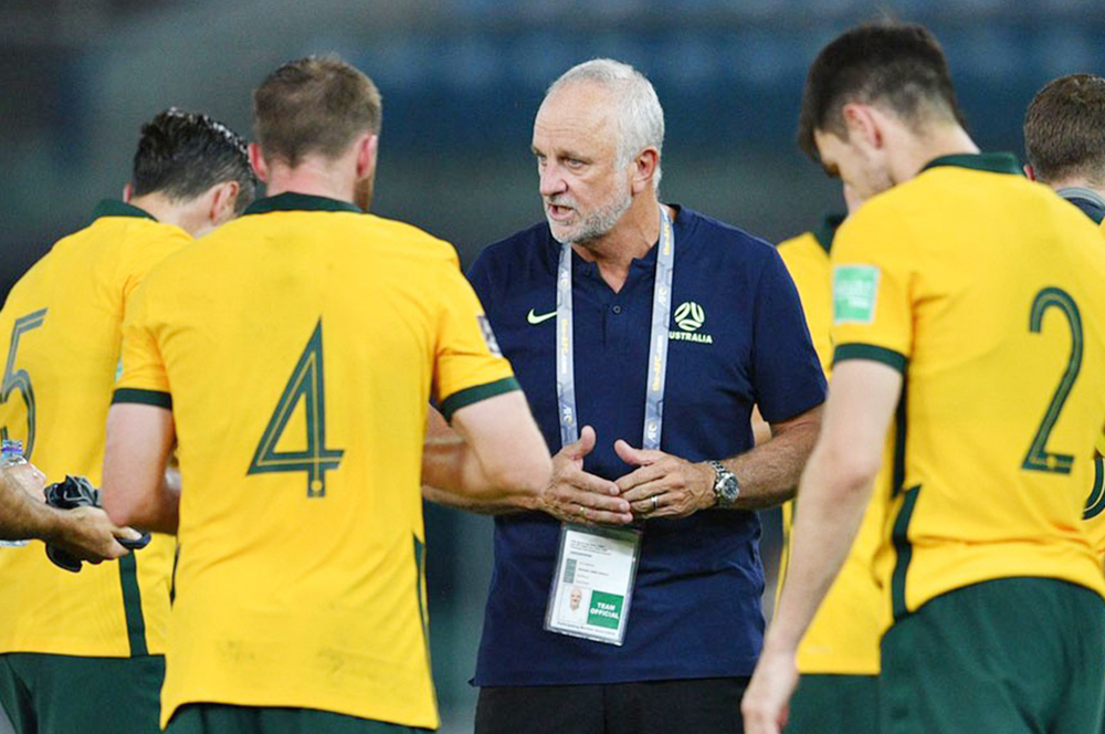 HLV Graham Arnold dặn dò các cầu thủ Australia trong trận thắng Trung Quốc ở trận ra quân ngày 2/9 trên sân trung lập ở Qatar. Ảnh: AFP