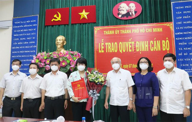Bà Trương Minh Kiều (thứ 4 từ trái qua) nhận quyết định của Ban Thương vụ Thành ủy TPHCM. Ảnh: Thành ủy TPHCM