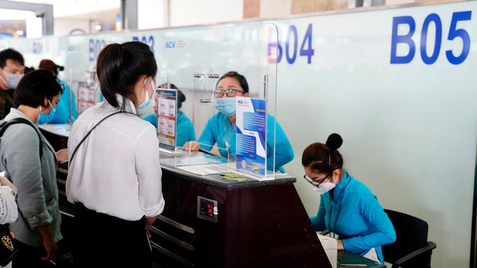 Hành khách làm thủ tục hàng không tại sân bay Nội Bài - Ảnh minh họa: Phan Công