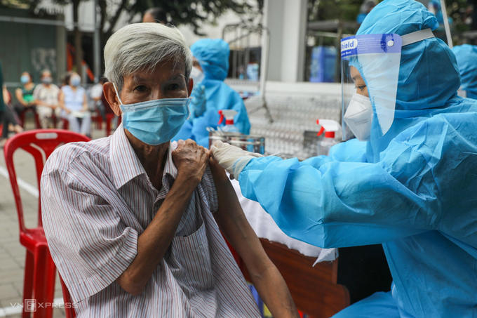 Người dân tiêm trên xe tiêm vaccine lưu động ở quận Gò Vấp, ngày 14/8. Ảnh:Quỳnh Trần