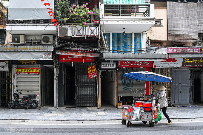 Các cửa hàng trên phố Hàng Đào (Hà Nội) đóng cửa vì thực hiện giãn cách hồi tháng 7. Ảnh: Giang Huy