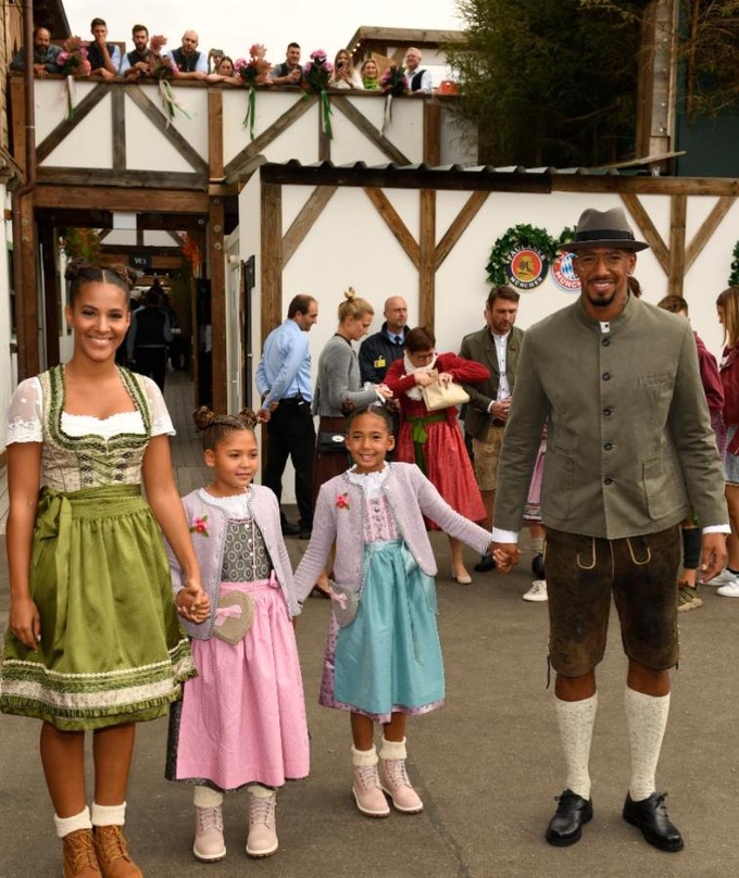 Boateng cùng Senler và hai con gái dự lễ hội bia truyền thống Oktoberfest của Bayern năm 2018. Ảnh: Twitter / Bayern & Germany