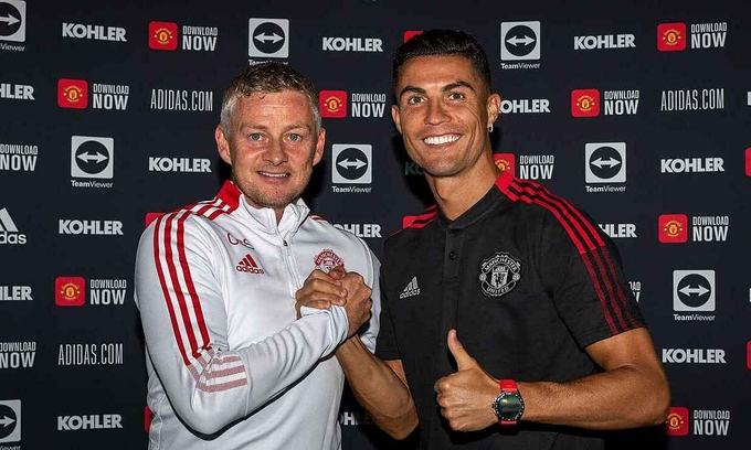 Ronaldo chụp ảnh với HLV Solskjaer sau khi ký hợp đồng. Ảnh: manutd.com