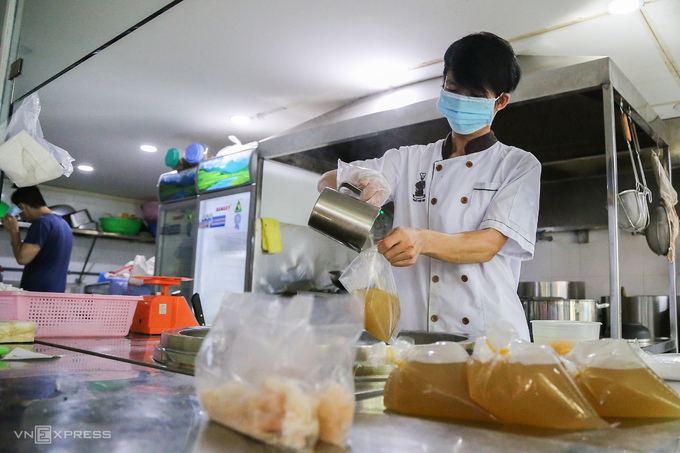 Nhân viên một quán ăn chuẩn bị đơn hàng cho khách ngày 9/9 ở TP HCM. Ảnh: Quỳnh Trần
