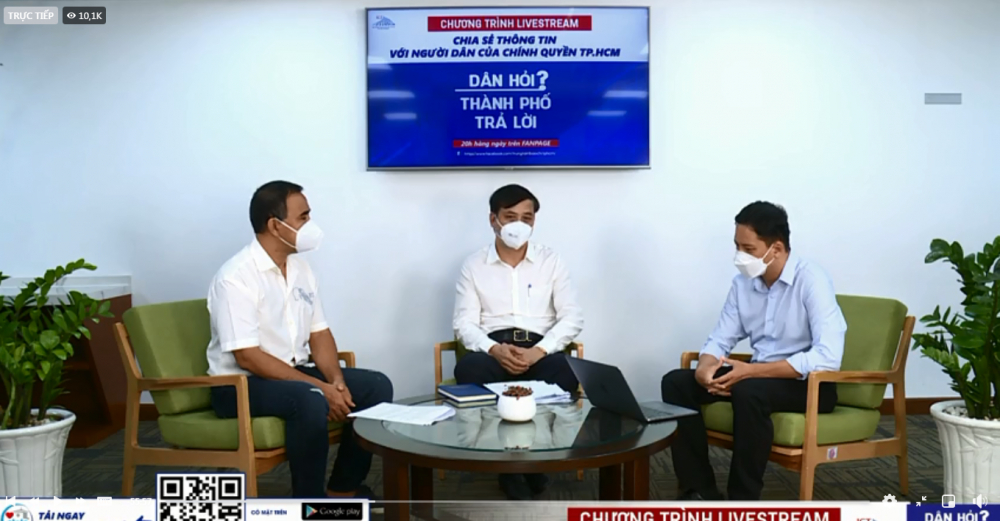 Phó Chủ tịch UBND TP.HCM Lê Hòa Bình trả lời các câu hỏi của người dân trên sóng livestream. Ảnh chụp màn hình