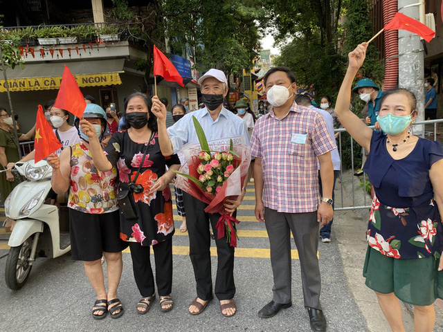Người dân ở phường Giáp Bát (quận Hoàng Mai, Hà Nội) vui mừng khi được dỡ bỏ cách ly y tế - Ảnh: Ngô Nhung