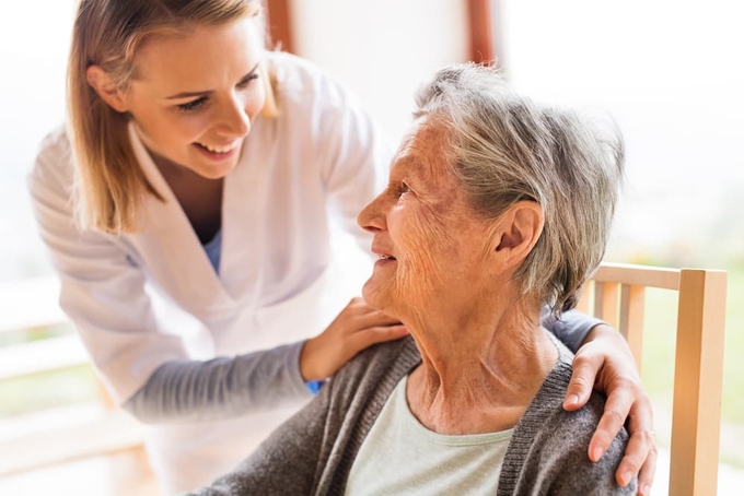 Bảo hiểm chăm sóc dài hạn sẽ hỗ trợ người lớn tuổi chi trả các khoản phí chăm sóc, giảm bớt gánh nặng cho người thân của họ. Ảnh: C-Care Health Services