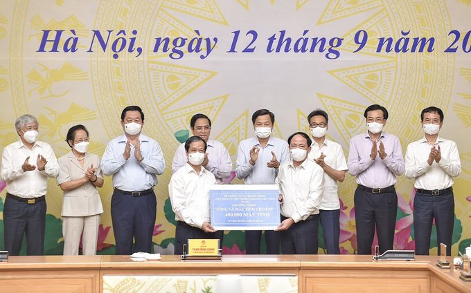 Bộ trưởng Giáo dục và Đào tạo Nguyễn Kim Sơn đại diện nhận hỗ trợ từ các doanh nghiệp trong lễ phát động chương trình 