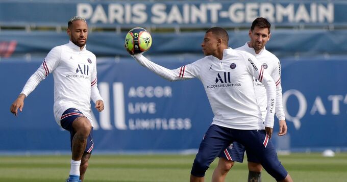 Neymar (trái), Mbappe và Messi tập cùng nhau tại PSG. Ảnh: EFE.