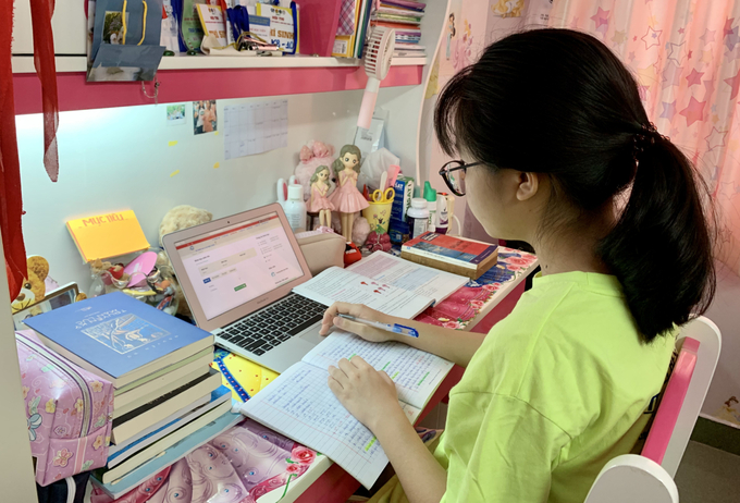 Võ Việt Phương Nghi, học sinh trường THCS Bạch Đằng tự học tại nhà, ngày 5/9. Ảnh: Nhân vật cung cấp