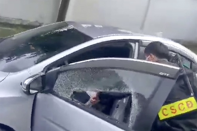 Trong xe ô tô riêng của Bí thư thị trấn Lai Uyên, cảnh sát phát hiện có một số vỏ chai thuốc trừ sâu đã cạn.