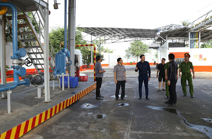 Thiếu tướng Văn (thứ 3 từ trái qua) chỉ đạo công tác khám xét tại Công ty TNHH Thương mại và Dịch vụ Vân Trúc, Bình Dương hồi tháng 3. Ảnh: Thái Hà