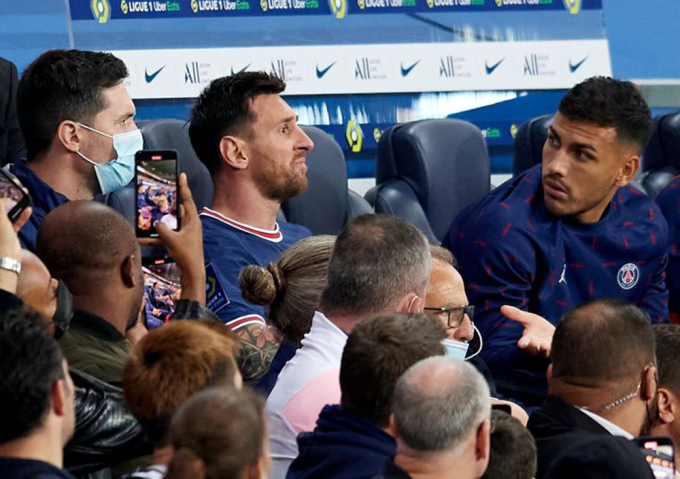 Biểu cảm có phần kém vui của Messi. Ảnh: AFP