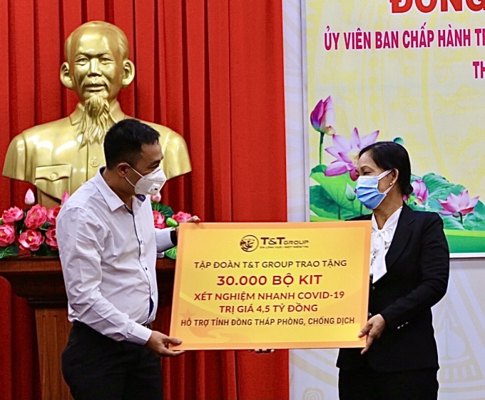 Ông Nguyễn Anh Tuấn, Phó tổng giám đốc T&T Group trao tặng 30.000 bộ kit xét nghiệm nhanh Covid-19 trị giá 4,5 tỷ đồng cho đại diện lãnh đạo tỉnh Đồng Tháp.