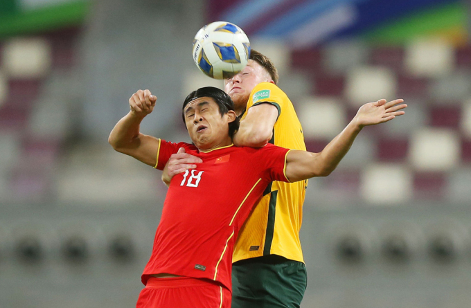 Zhang Yuning thi đấu trong trận thua Australia 0-3 tại vòng loại World Cup 2022 - khu vực châu Á hồi đầu tháng 9. Ảnh: AFC