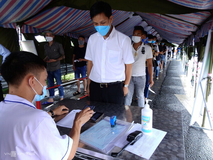 Một điểm khai báo y tế tại chốt kiểm soát cầu Bạch Đằng, Quảng Ninh. Ảnh: Minh Cương