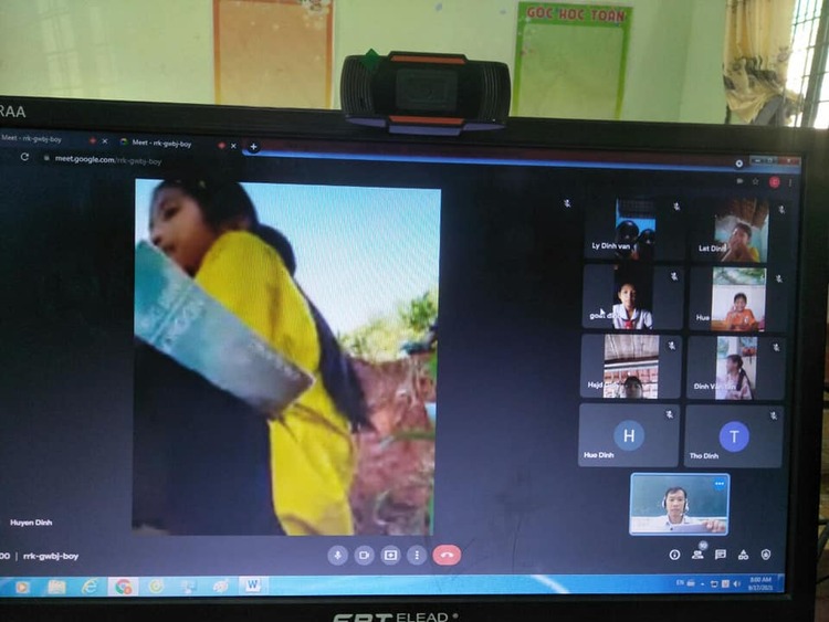 SlideEm Đinh Thị Tiếp học online trên đồi và hình Tiếp đang online bằng email của mẹ từ màn hình máy tính của thầy giáo trường Tiểu học và THCS Minh Long. Ảnh: Thượng Hoàng - Nguyễn Hà