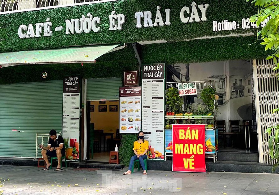 Hàng quán vẫn đang mở cửa dè dặt. Ảnh Như Ý