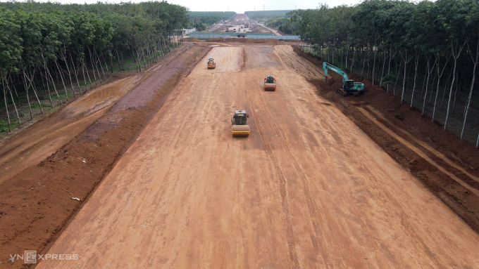 Cao tốc Dầu Giây - Phan Thiết đang giữ vững tiến độ thi công để về đích cuối năm 2022. Ảnh: Phước Tuấn