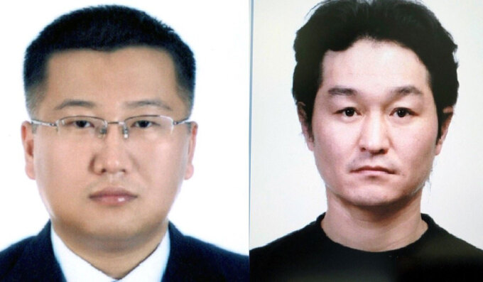Hai người Hàn Quốc bị truy nã được bàn giao cho Cảnh sát Hàn Quốc, tối 28/9. Ảnh: Công an cung cấp