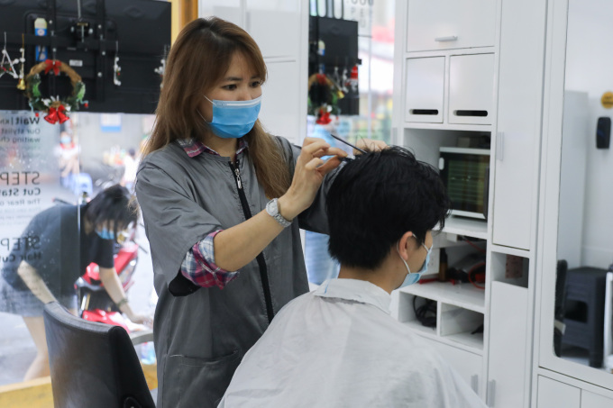 Một tiệm tóc tại quận 1, TP HCM vào tháng 2. Ảnh: Quỳnh Trần