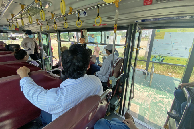 Khách đi xe buýt tại huyện Cần Giờ, tháng 4/2021. Ảnh: Hạ Giang