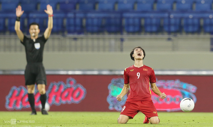 Văn Toàn reo mừng ghi trọng tài thổi còi mãn cuộc trận Việt Nam thắng Malaysia 2-1 hôm 11/6. Ảnh: Lâm Thoả