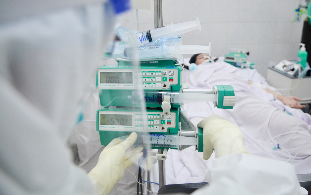 Bệnh nhân mắc Covid-19 nặng đang được chăm sóc - Ảnh Huy Hậu.