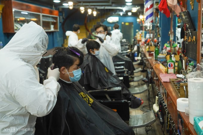 Một tiệm hớt tóc hoạt động lại ở TP HCM hôm 1/10. Ảnh: Quỳnh Trần