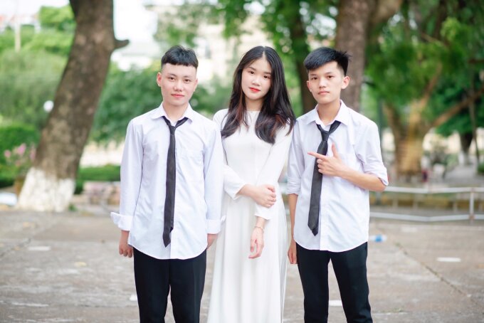 Dì Dỉu Khanh (bên trái) trong bộ kỷ yếu chụp cùng bạn bè tại trường Phổ thông Vùng cao Việt Bắc. Ảnh: Nhân vật cung cấp