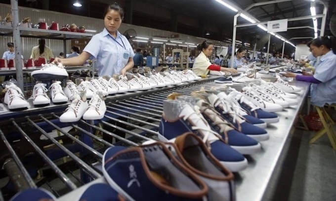 Sản xuất giày dép tại một doanh nghiệp da giày ở phía Bắc. Ảnh; Reuters