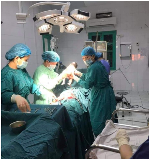 Ê-kíp y bác sĩ của Trung tâm Y tế huyện Hướng Hóa (Quảng Trị) phẫu thuật thành công cấp cứu sản phụ