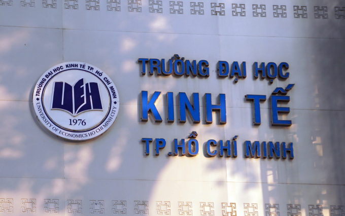 Bảng tên trường Đại học Kinh tế TP HCM tại cơ sở chính ở quận 3. Ảnh: Mạnh Tùng