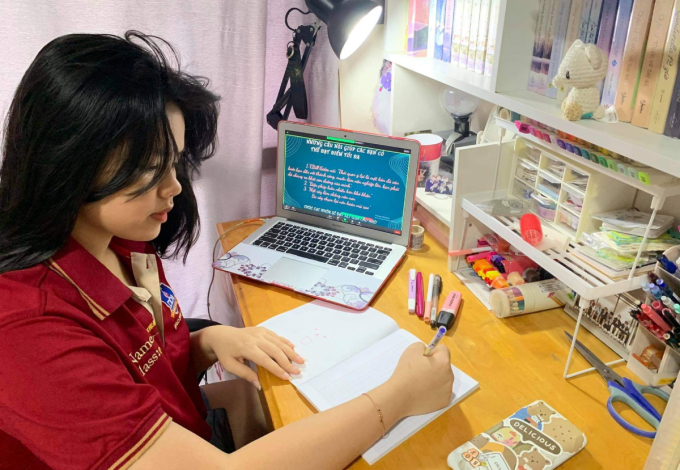 Học sinh trường THPT Đào Duy Anh, TP HCM học trực tuyến tại nhà, tháng 10/2021. Ảnh: Trần Minh
